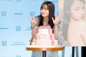 橋本環奈、写真集『カレイドスコープ』発売記念会見に登場