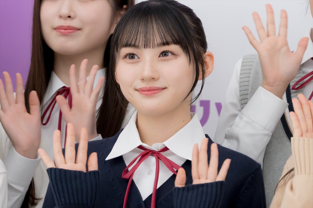 乃木坂46・5期生、齋藤飛鳥に写真集をお渡し「見てくれたらうれしいな」　それぞれのチャームポイントも告白