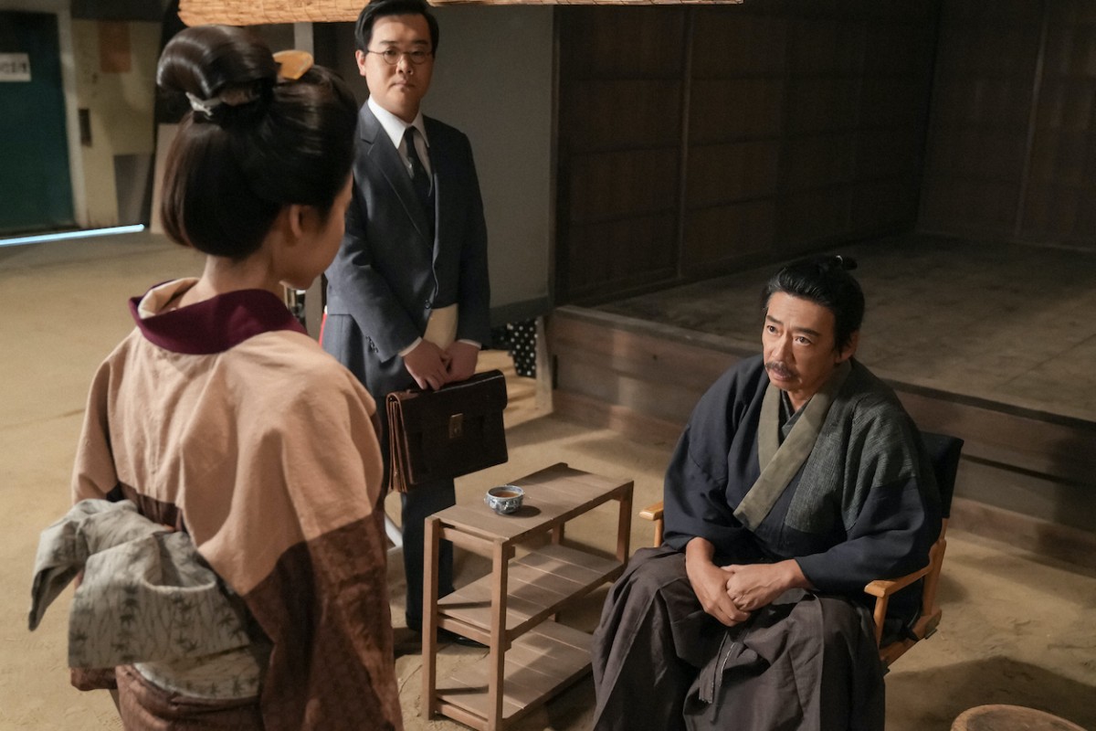 明日の『ブギウギ』“スズ子”趣里、“りつ子”菊地凛子が自分を批判する記事を目にする