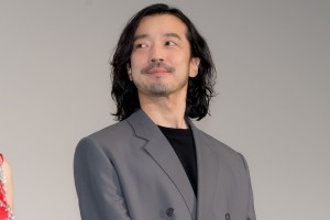 映画『マッチング』初日舞台あいさつに登壇した金子ノブアキ