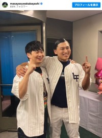 「今日ぐらいはな」公演を終えた若林正恭と春日俊彰 ※「若林正恭」インスタグラム