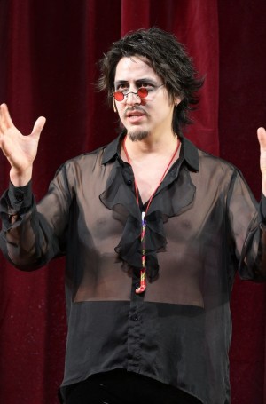 伊礼彼方、舞台『テラヤマキャバレー』舞台挨拶に登場