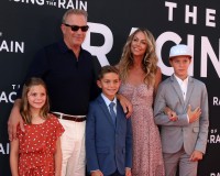 ケヴィン・コスナーの息子ヘイズ（中央）が俳優デビュー！（写真は2019年撮影）