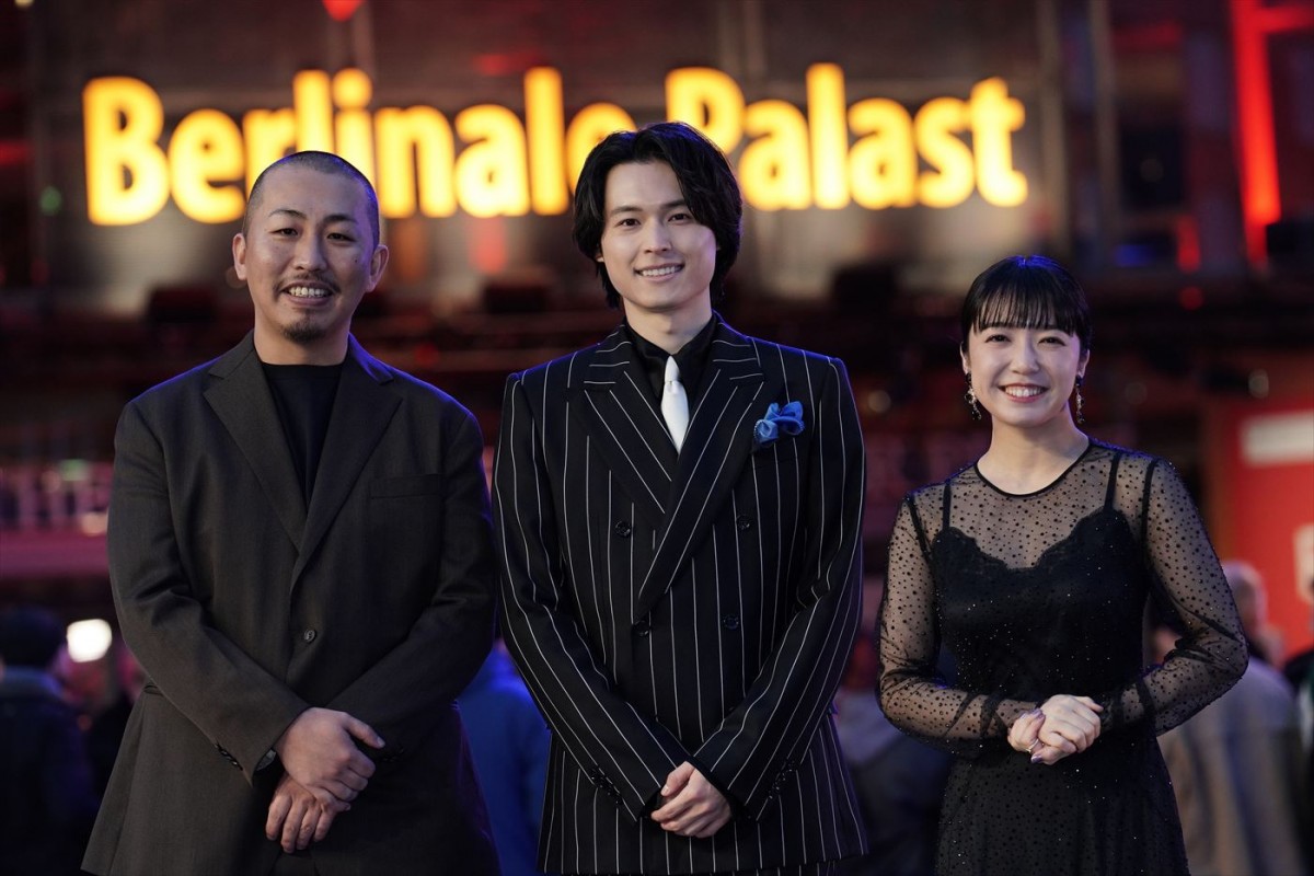 第74回ベルリン国際映画祭に参加した映画『夜明けのすべて』(左から)三宅唱監督、松村北斗(SixTONES)、上白石萌音