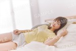【写真】乃木坂46・冨里奈央、笑顔で添い寝！　 5期生写真集封入特典ポスタービジュアル第3弾