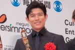 鈴木亮平、「第78回毎日映画コンクール」表彰式に登場