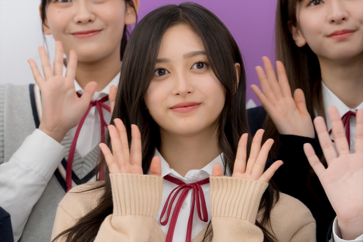 乃木坂46・5期生、齋藤飛鳥に写真集をお渡し「見てくれたらうれしいな」　それぞれのチャームポイントも告白
