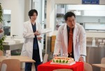 新水曜ドラマ『となりのナースエイド』主演・川栄李奈の誕生日をサプライズで祝った（左から）高杉真宙、小手伸也