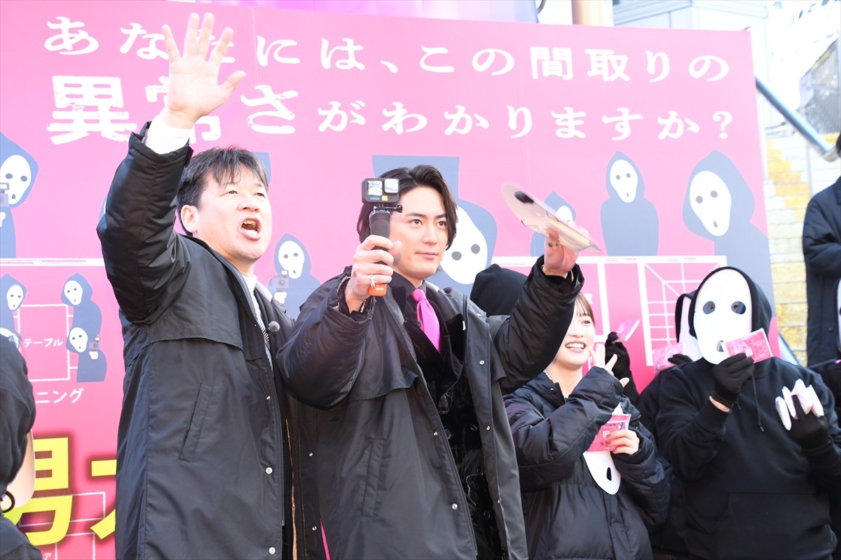 渋谷の街中に間宮祥太朗、佐藤二朗、川栄李奈がゲリラ登場で大歓声！