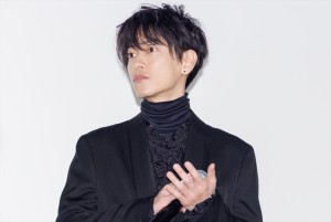 佐藤健、映画『四月になれば彼女は』初日舞台挨拶に登場