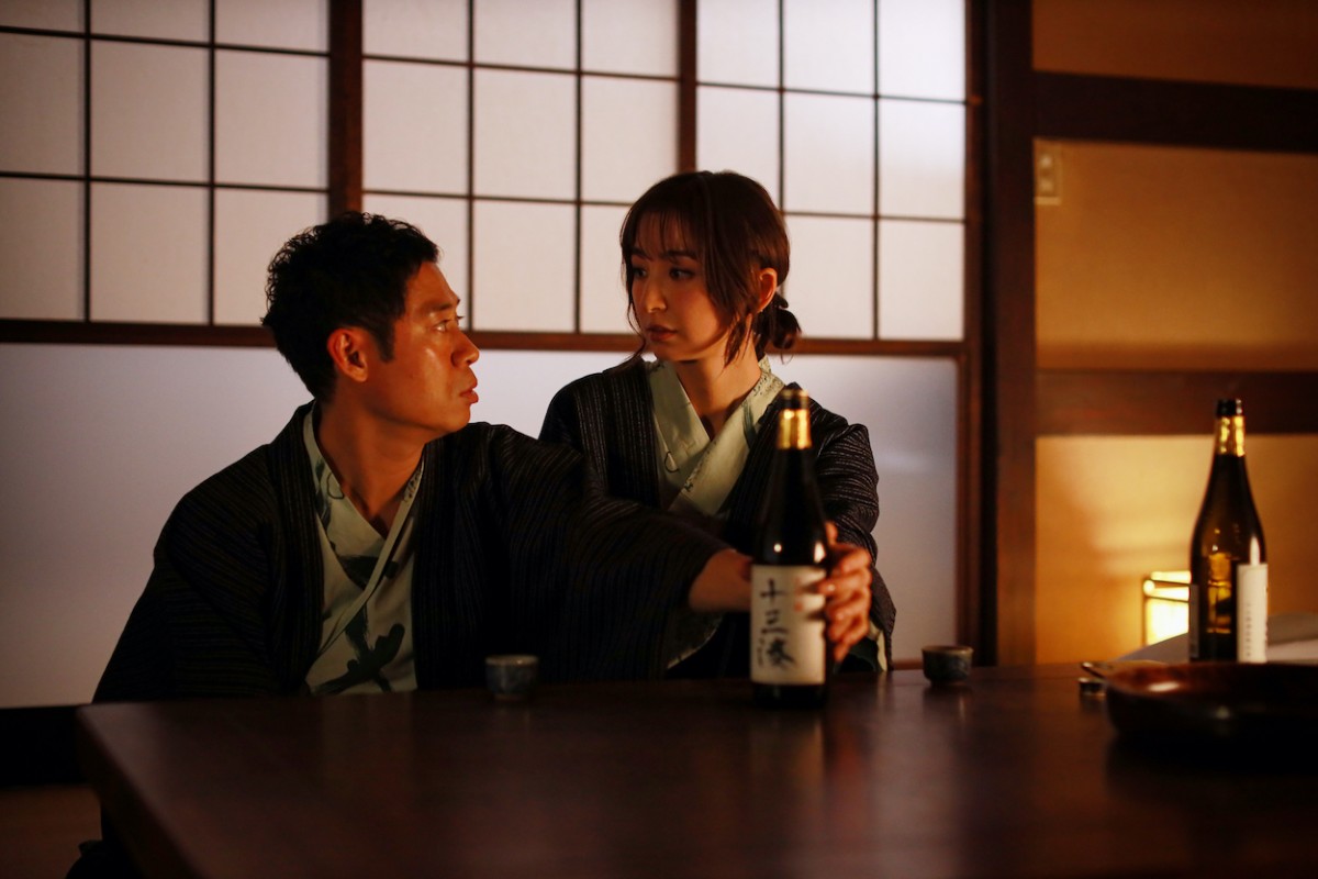 『離婚しない男』観月ありさ、電撃ラケット片手に怪演　芸能事務所社長役に反響「強烈な新キャラ」