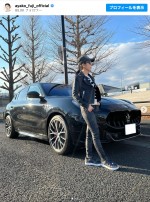 高級車「マセラティ」の横に立つ藤あや子　※「藤あや子」インスタグラム