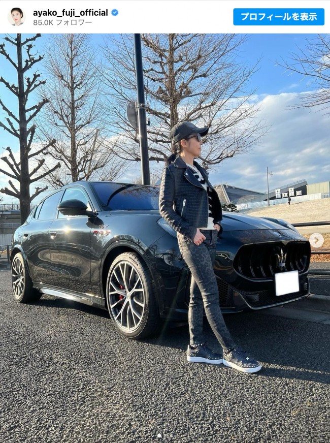 高級車「マセラティ」の横に立つ藤あや子　※「藤あや子」インスタグラム