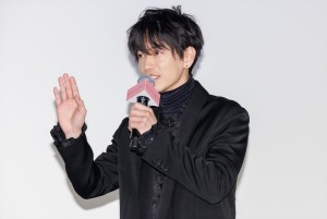 佐藤健、映画『四月になれば彼女は』初日舞台挨拶に登場