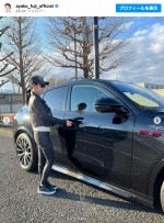 高級車「マセラティ」の横に立つ藤あや子　※「藤あや子」インスタグラム