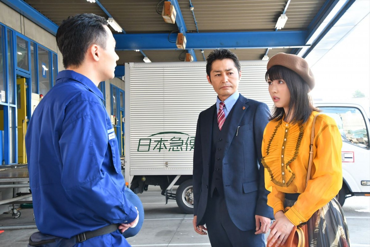 浜辺美波の二つ結び＆制服姿も！　『アリバイ崩し承りますスペシャル』場面写真一挙公開