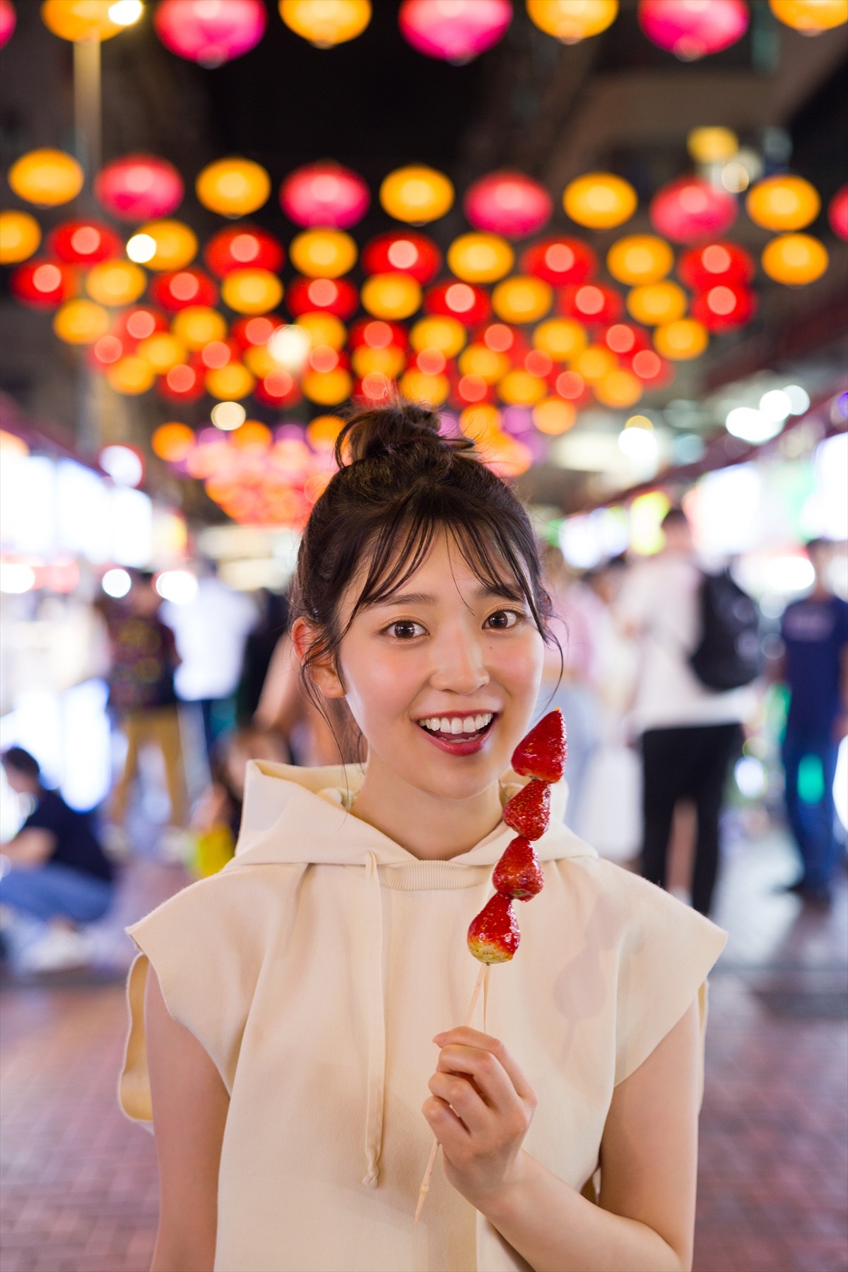 乃木坂46・阪口珠美、マカオの夜景をバックに大人な表情　1st写真集先行カット