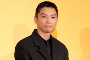 奥野瑛太、映画『碁盤斬り』完成披露舞台挨拶に登場