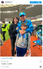 （写真前列）理汰郎くん、（後列左から）東尾理子、東尾修　※「東尾理子」インスタグラム