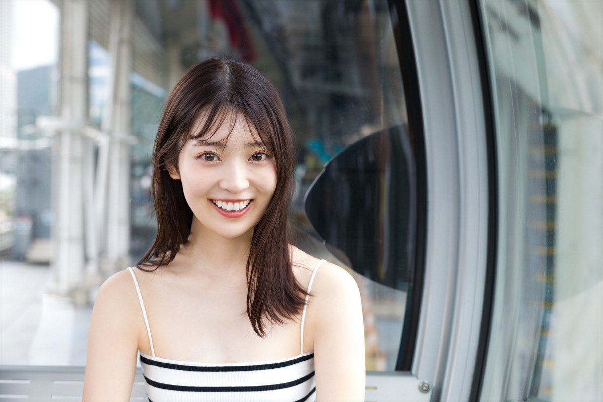 乃木坂46・阪口珠美、マカオの夜景をバックに大人な表情　1st写真集先行カット
