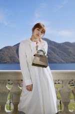 フェンディ（FENDI）ジャパンブランドアンバサダーを務める川口春奈が「ピーカブー」2024年春夏シーズンキャンペーンのローンチを祝福