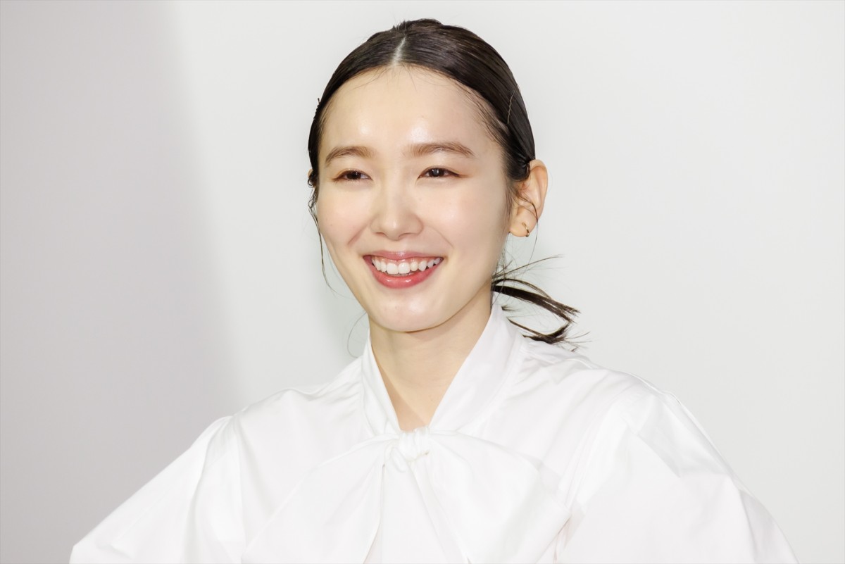 飯豊まりえ、高橋一生の身体能力に驚き「見ているだけで息が止まってしまう」