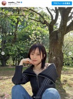 ピクニックを満喫する山本彩　※「山本彩」インスタグラム