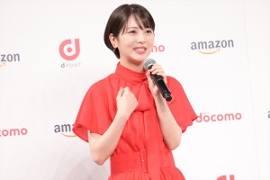 浜辺美波、「ドコモとAmazonの新たな協業」に関する記者発表会に登場