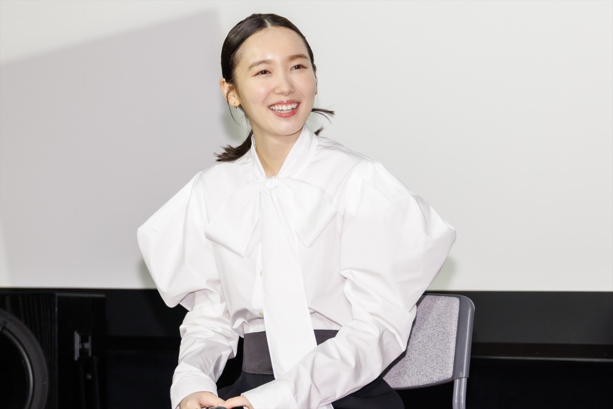 飯豊まりえ、高橋一生の身体能力に驚き「見ているだけで息が止まってしまう」