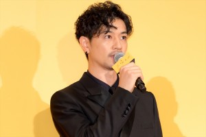 斎藤工、映画『碁盤斬り』完成披露舞台挨拶に登場