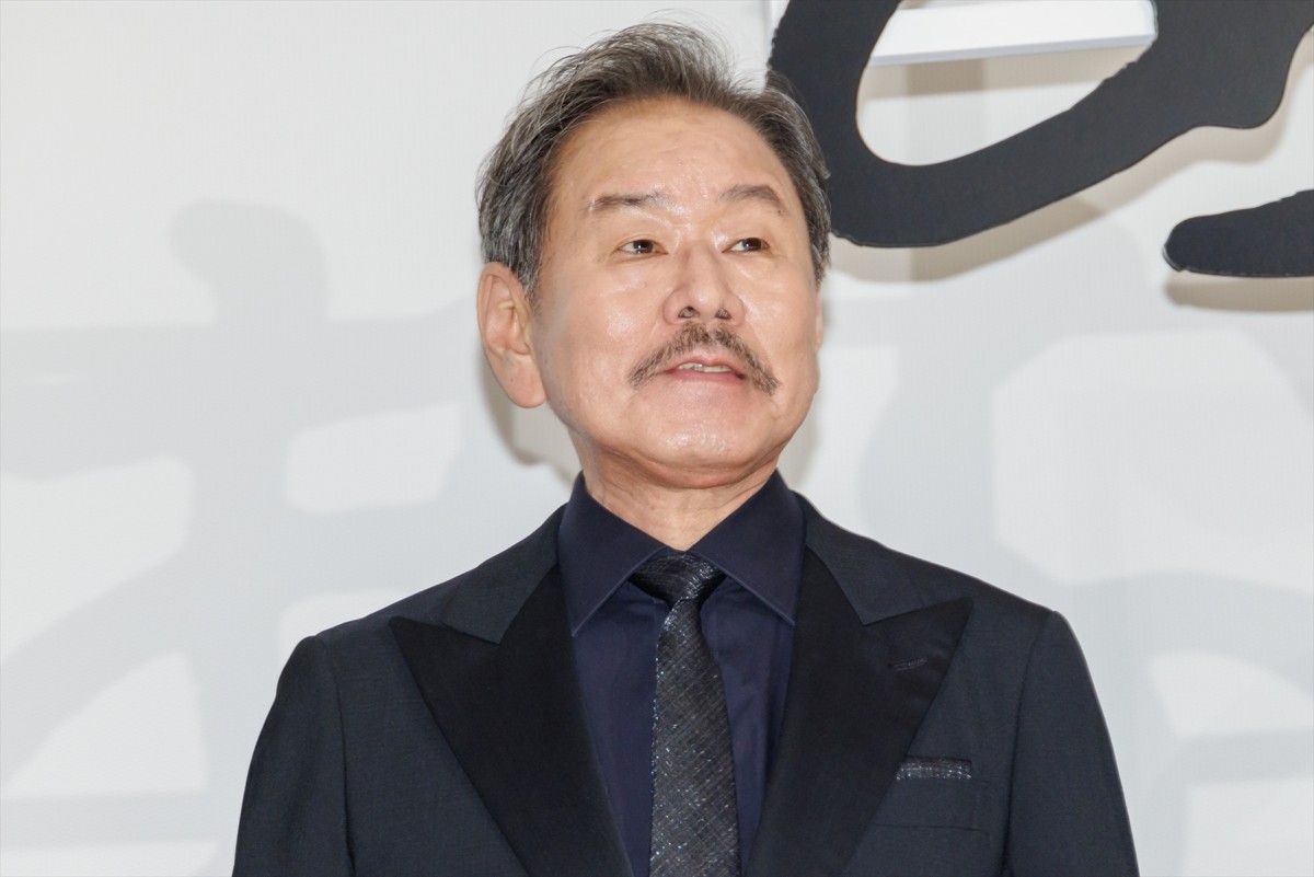 舘ひろし＆柴田恭兵、2人の関係は「もう夫婦でした」壇上でのハグに大歓声