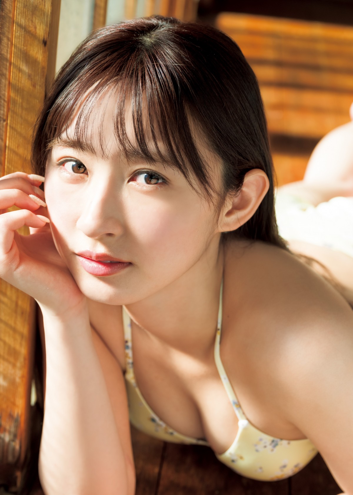 モデル美女18歳、大反響に応え全て初出し衣装の超豪華グラビアアザーカット