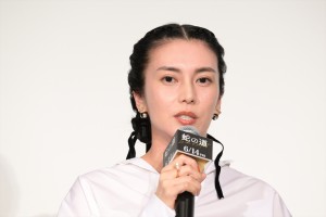 柴咲コウ、映画『蛇の道』完成披露試写会舞台挨拶に登場