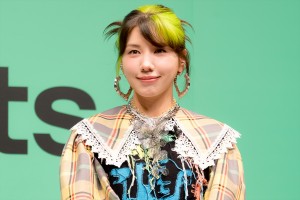 仲里依紗、Uber Eats 新CM公開記念「Uber Eats 博士」認定式に登場