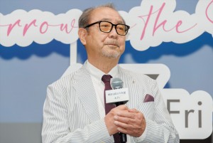 平泉成、映画『明日を綴る写真館』完成披露舞台あいさつに登場