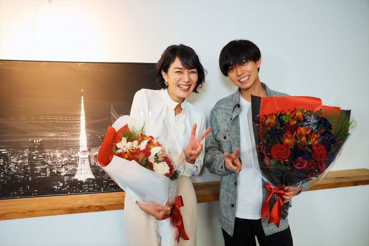 ドラマ『東京タワー』よりクランクアップを迎えた(左から)板谷由夏、主演の永瀬廉