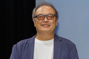 秋山純監督、映画『明日を綴る写真館』完成披露舞台あいさつに登場