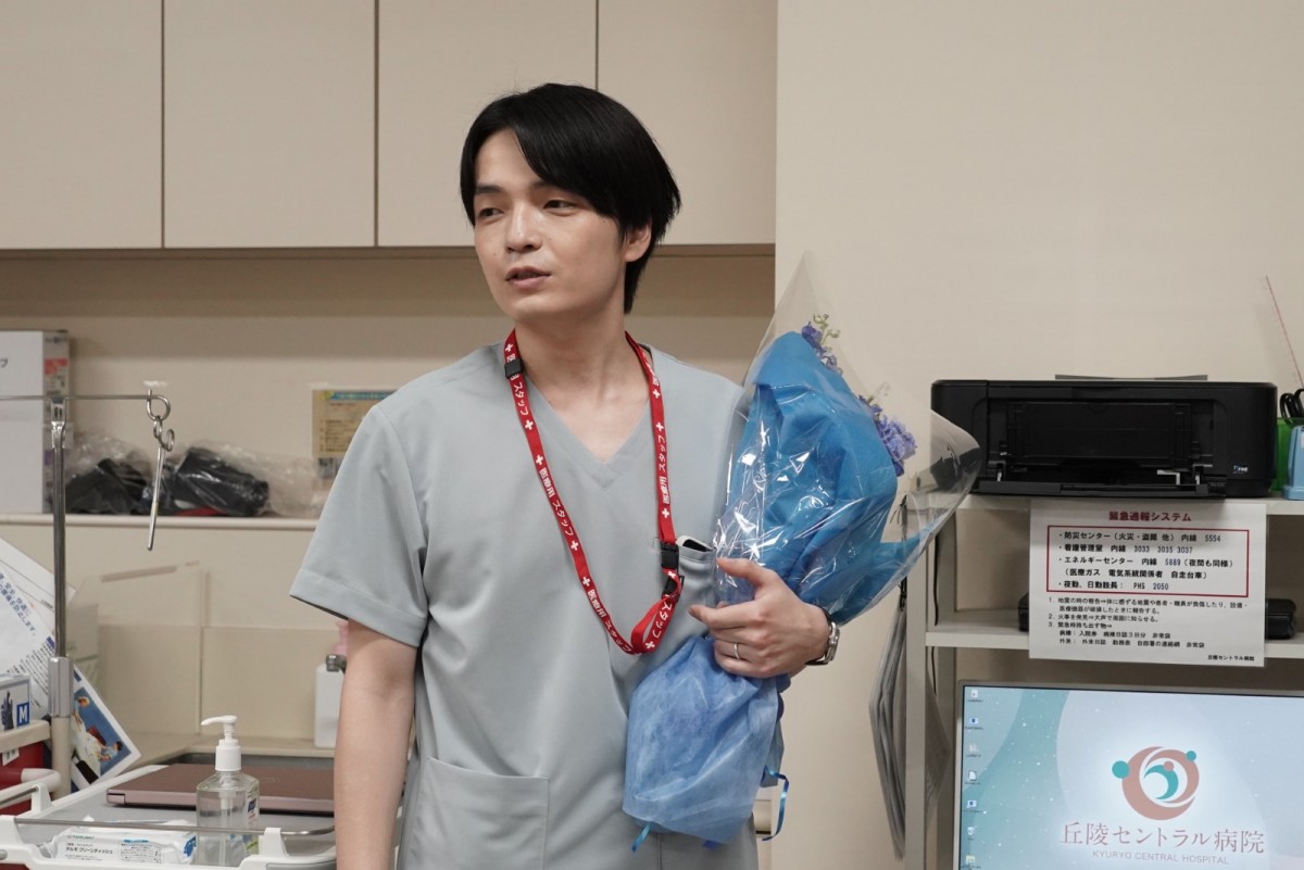 吉瀬美智子、生田絵梨花ら、『アンメット』クランクアップ！　主演・杉咲花も駆けつける