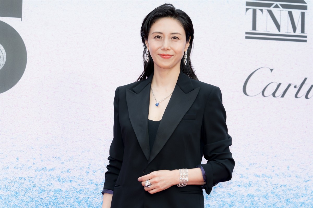 戸田恵梨香、美しいブラックドレスでイベント登場　大切にしている“絆”を明かす「やっぱり家族の絆」