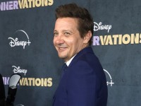 ジェレミー・レナー、ブレイク前に百貨店で美容部員をしていた！