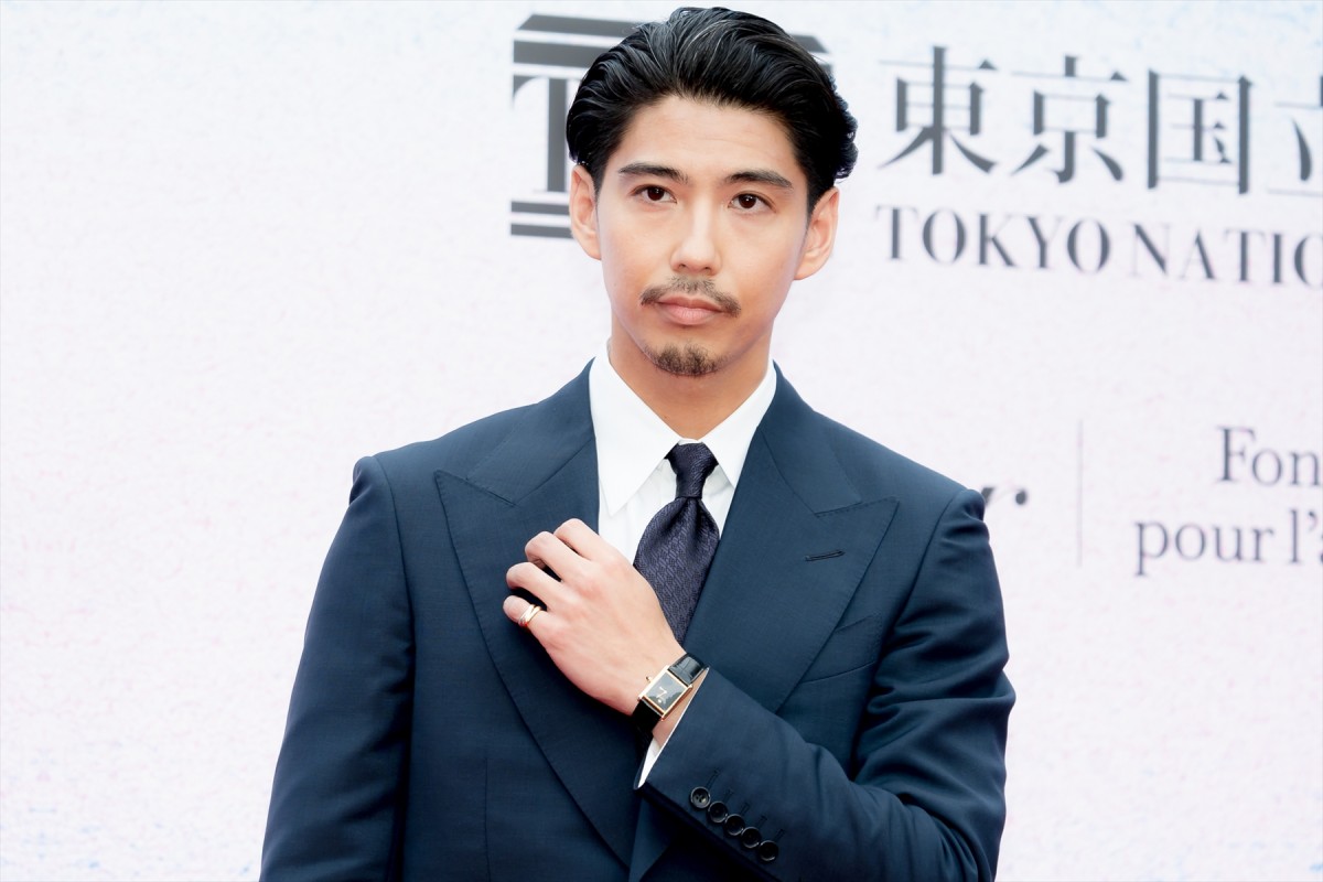 戸田恵梨香、美しいブラックドレスでイベント登場　大切にしている“絆”を明かす「やっぱり家族の絆」