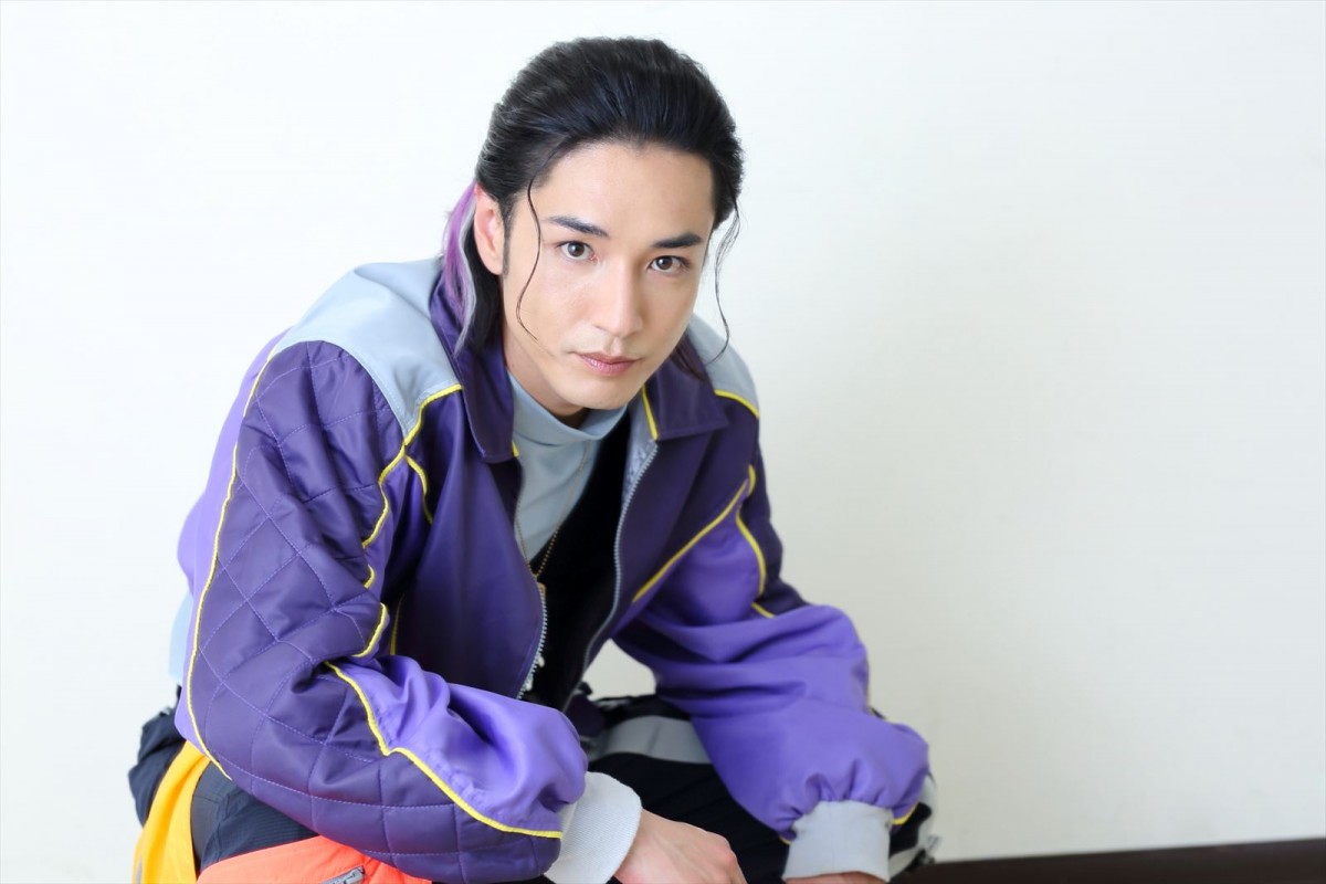 宮澤佑、10年間積み重ねたスーパー戦隊への思い　『爆上戦隊ブンブンジャー』ブンバイオレット抜てきで「ついにヒーローになったんだ！」
