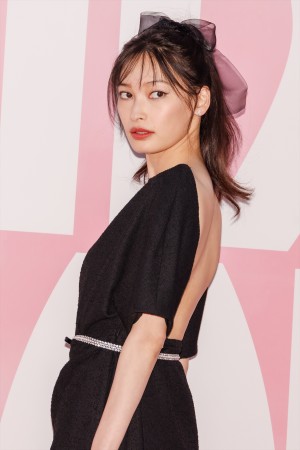 大政絢、「ミスディオール展覧会　ある女性の物語」に登場