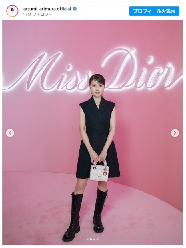 有村架純、ブラックミニで「ミス ディオール展」を訪問 ※「有村架純」インスタグラム