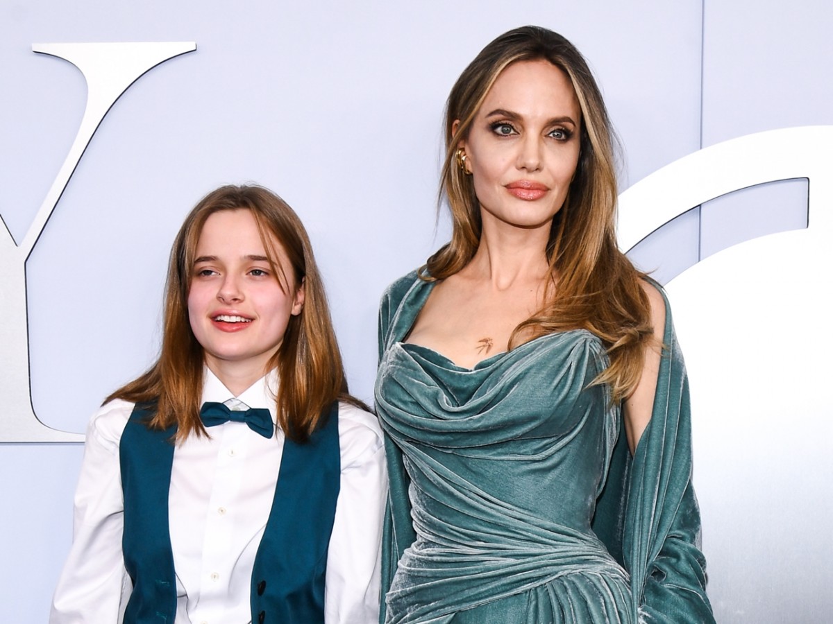 アンジェリーナ・ジョリーの娘ヴィヴィアン、母とカラーコーデのマニッシュルックでトニー賞!