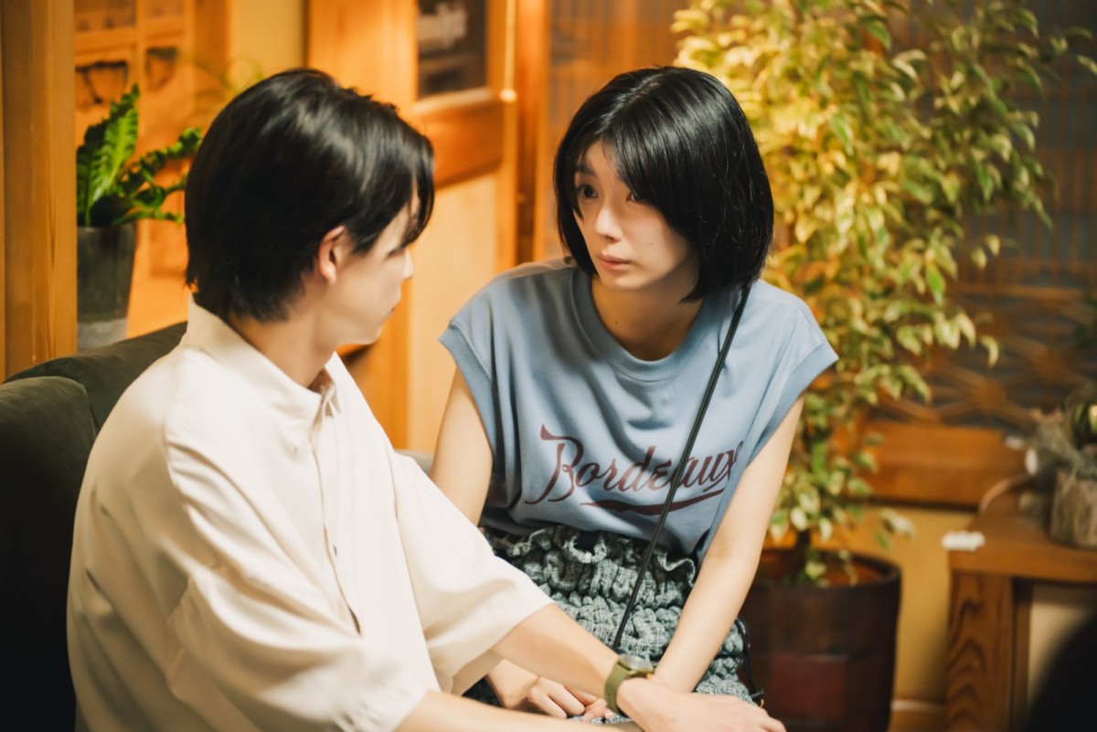 櫻坂46・藤吉夏鈴の魅力全開！　『新米記者トロッ子』新規場面写真一挙公開