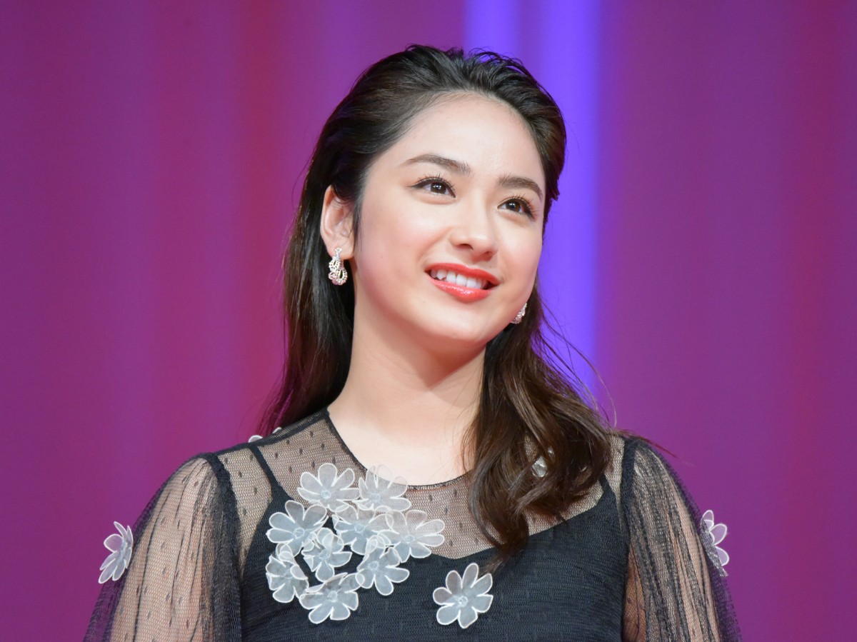 黒髪 → 金髪で激変した美女たちが大好評「想像以上に似合ってる」「かわいすぎ」