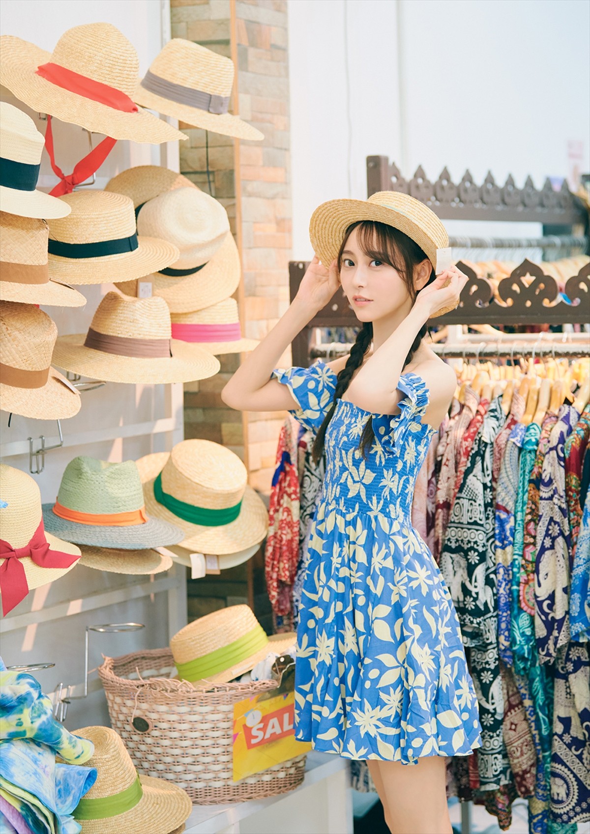 乃木坂46・弓木奈於、キッチンで振り向くキュートな姿！　1st写真集封入ポスカ第2弾