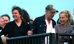 トム・クルーズ、ジリアン・アンダーソン＆サイモン・ペッグとコールドプレイのコンサートに