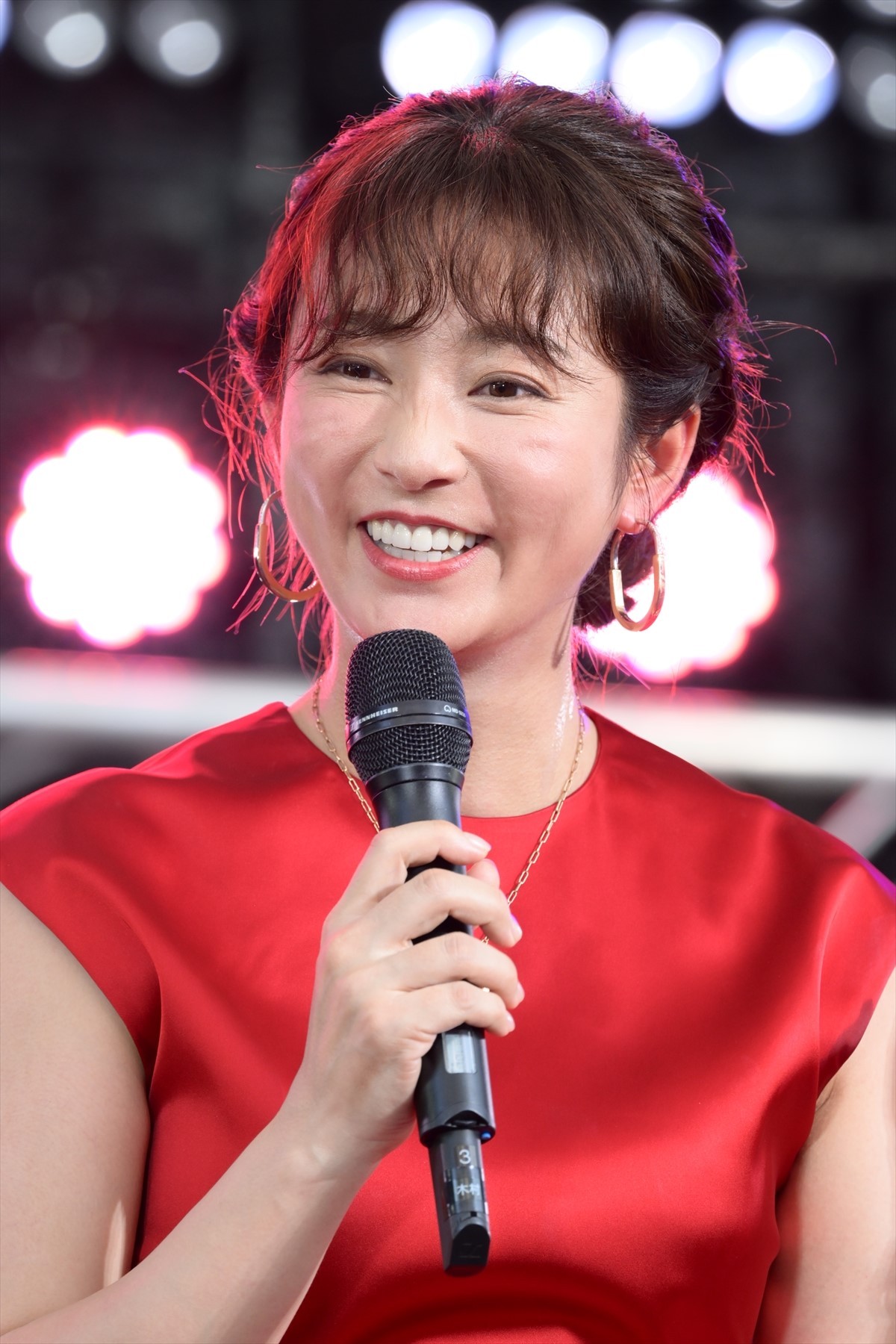 松下奈緒、木村文乃ら『スカイキャッスル』セレブ妻キャストが深紅のドレスで集結
